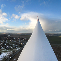 Blick vom Oberdeck eines Windrades entlang einem der Flügel